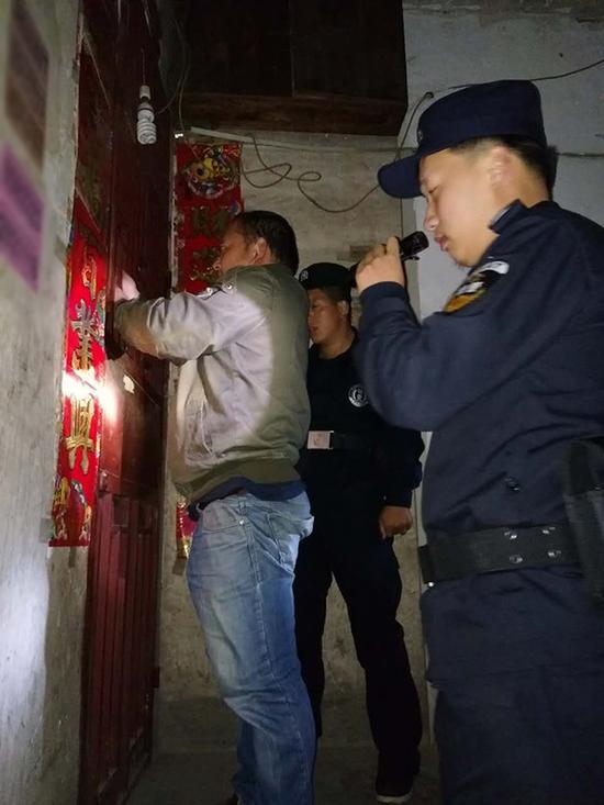 随州粗心妈妈误将幼女锁家中 民警全城寻开锁师傅开门
